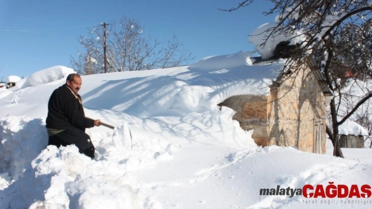 Kar yayla evlerini beyaz örtüyle kapladı
