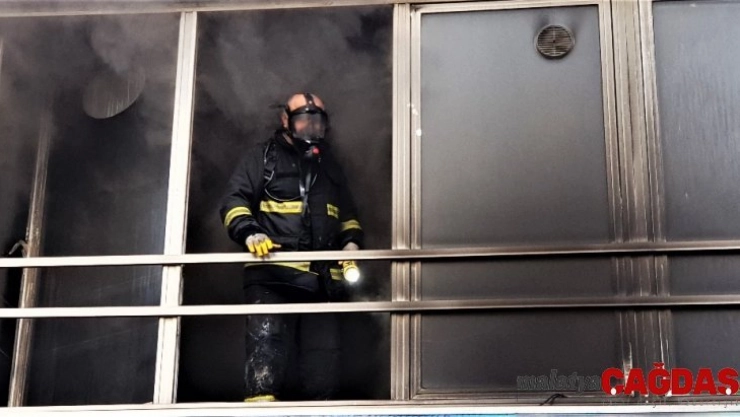 Karabük'te elektronik eşya dükkanında yangın  korkuya neden oldu