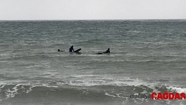 Karadeniz'in dalgalı sularında sörf