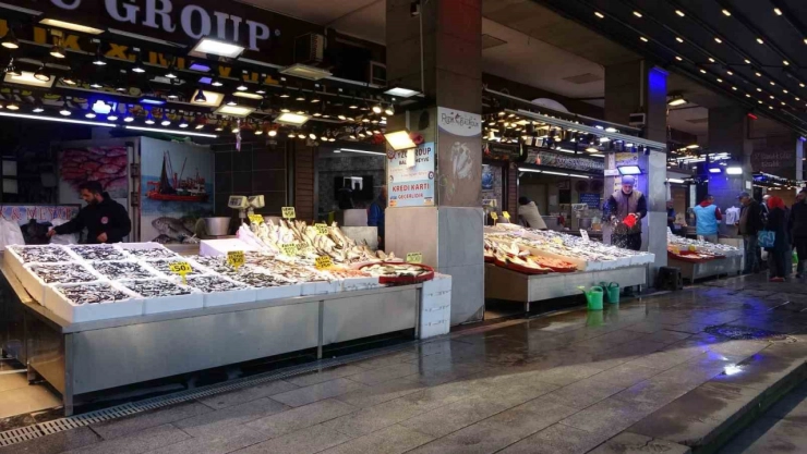 Karadeniz son 35 yılın en bereketli hamsi sezonunu yaşıyor