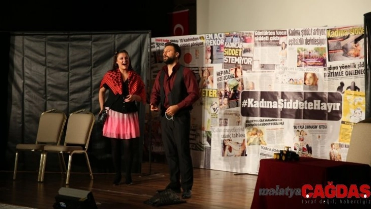 Karaköprü'de kadına şiddete dikkat çeken oyun sahnelendi