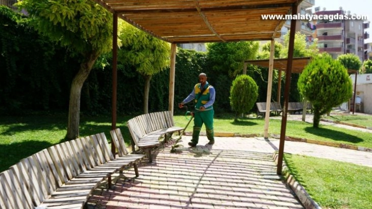 Karaköprü'de parklar bakımla güzelleşiyor