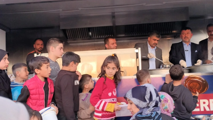 Karakuş , Hatunsuyu ve Güzelbahçe'de Yemek Dağıtımı Gerçekleştirdi