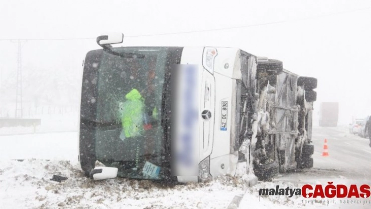 Karaman'da yolcu otobüsü devrildi: 25 yaralı