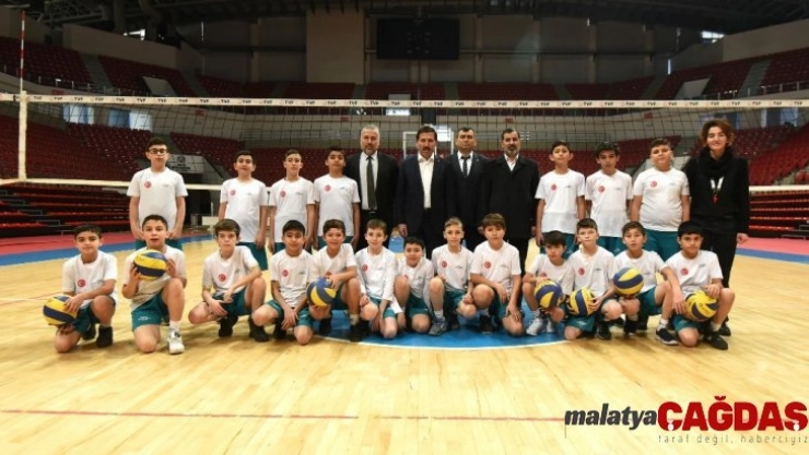 Karataylı çocuklar geleceğe sporla hazırlanıyor