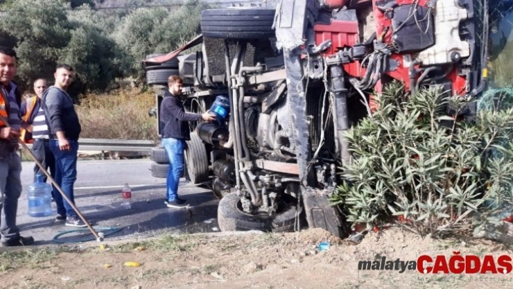 Karayolunda kamyon devrildi, yol saatlerce trafiğe kapalı kaldı