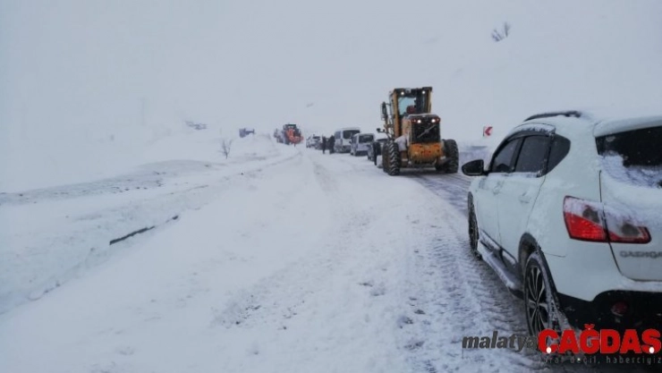 Karayolunda mahsur kalan onlarca araç 1 saatte kurtarıldı