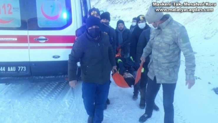 Karda kayan araç uçuruma yuvarlandı: 2 yaralı