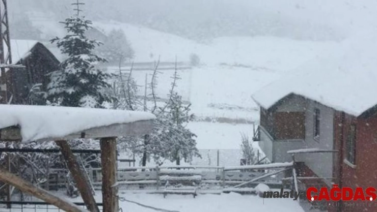 Kargı'ya mevsimin ilk karı yağdı