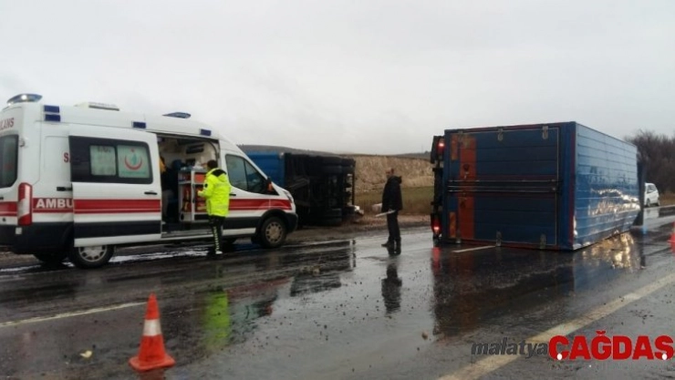 Kargo kamyonu devrildi: 2 yaralı