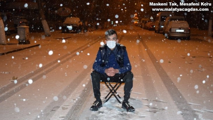 Karı görünce tabureyi alıp yola fırladı