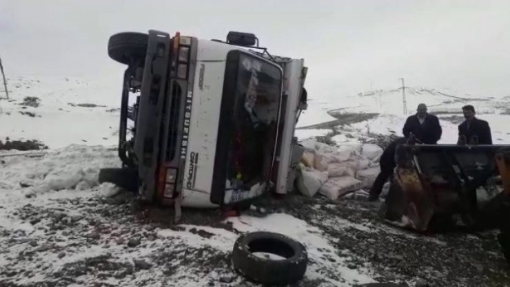 Karlı yolda kayan kamyonet yan yattı