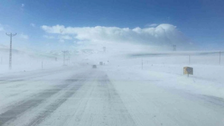 Karlıova'da tipi etkili oldu