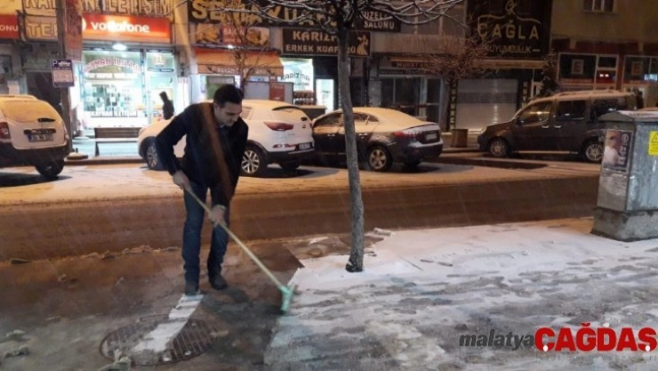 Kars'a beklenen kar yağdı