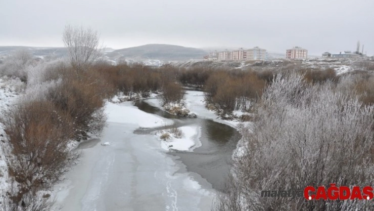 Kars eksi 11'i gördü, Kars Çayı donmaya başladı