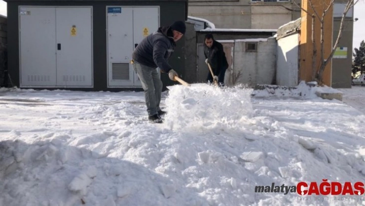 Kars'ta belediye işçilerinin kar mesaisi başladı