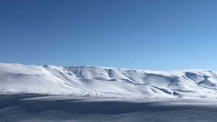 Kars'ta beyaza bürünen dağlar kartpostallık görüntüler oluşturdu