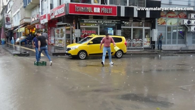 Kars'ta caddeler gölete döndü