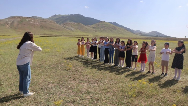 Kars'ta çocuklar uçurtma şenliğiyle eğlendi