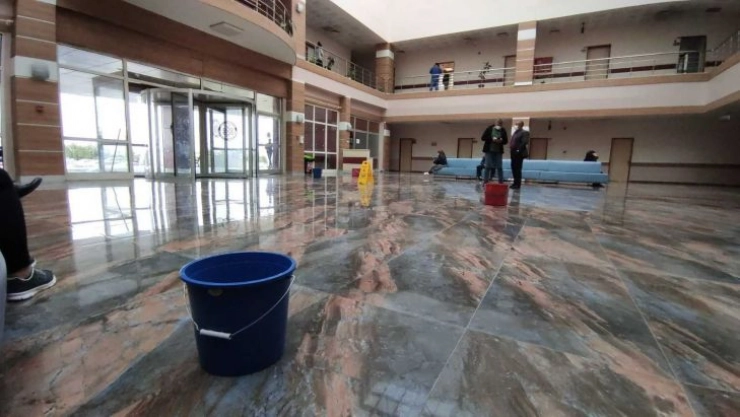 Kars'ta damlayan üniversite hastanesine kovalı önlem