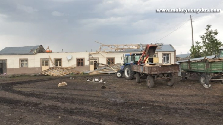 Kars'ta hortum çatıları uçurdu