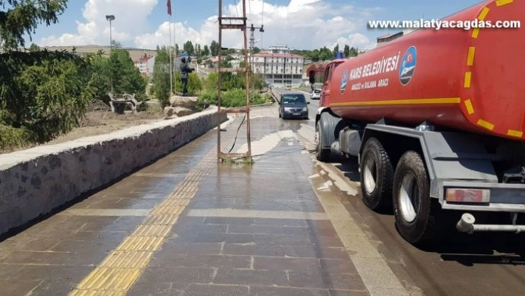 Kars'ta kaldırımlar tazyikli suyla yıkanıyor