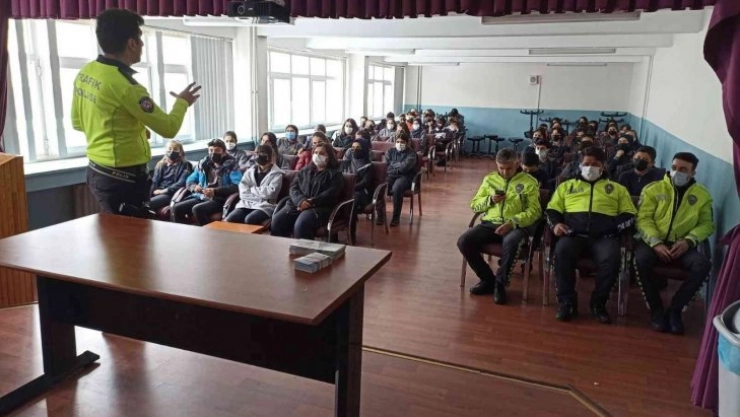Kars'ta lise öğrencilerine trafik kuralları anlatıldı