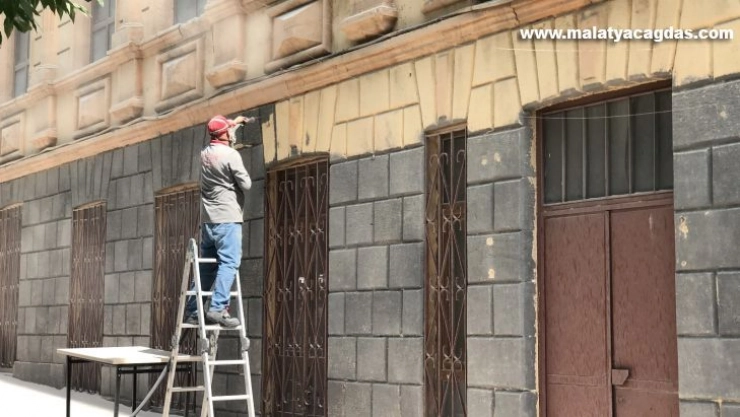 Kars'ta tarihi binalar gün yüzüne çıkıyor
