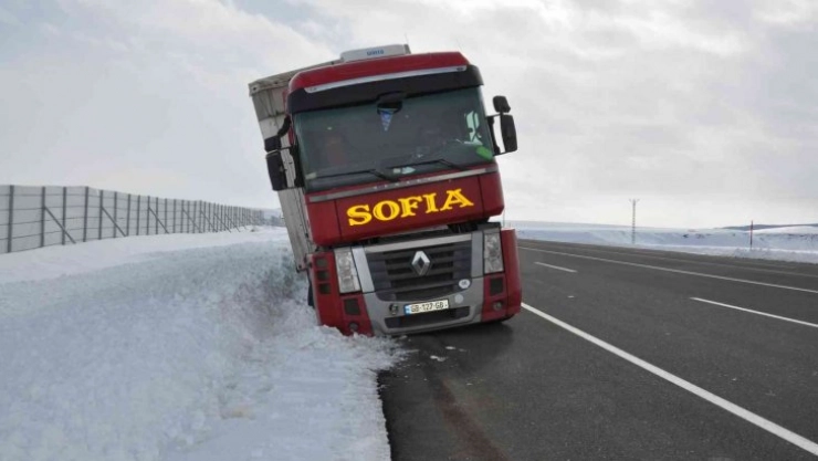 Kars'ta tır yoldan çıktı