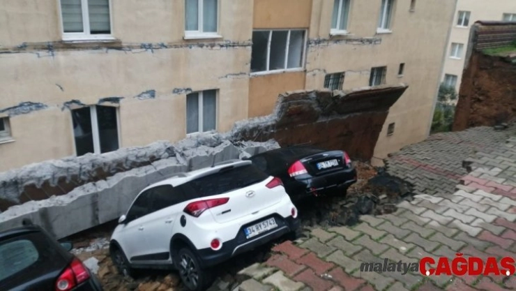 Kartal'da bir sitenin otoparkında duvar çöktü. Otomobiller açılan çukura  düşerken olay yerine itfaiye ekipleri sevk edildi.