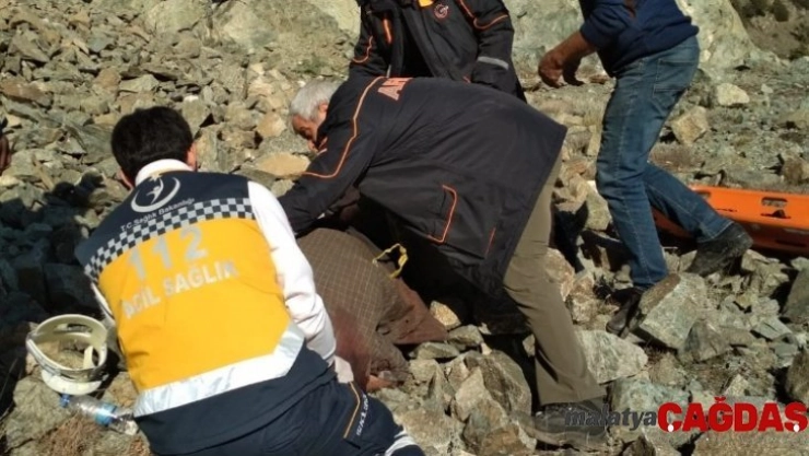 Kayalıklardan düşen çoban hayatını kaybetti