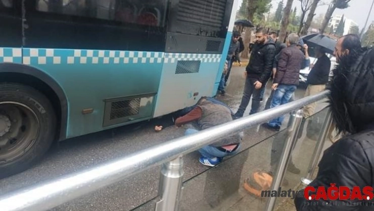 Kayan motosiklet otobüsün altına girdi