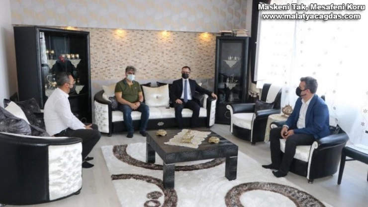 Kayapınar Kaymakamı Koç, sağlık çalışanını evinde ziyaret etti