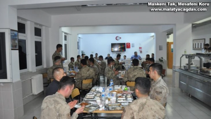 Kaymakam Demir iftarda askerlerle bir araya geldi