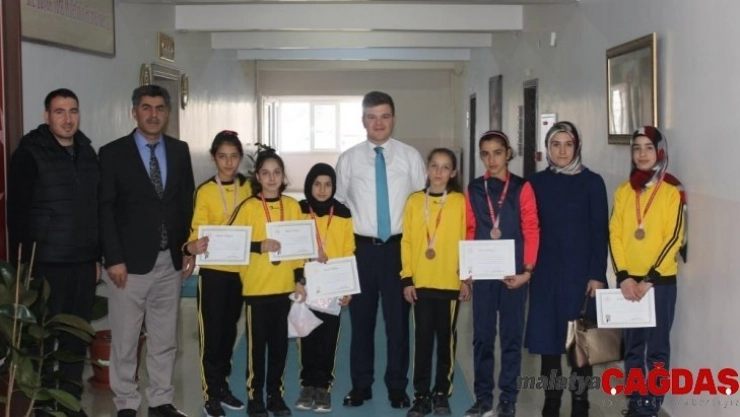 Kaymakam Karaloğlu, dereceye giren öğrencileri ağırladı