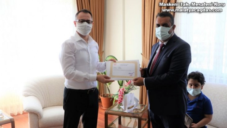 Kaymakam Koç, başarılı idareciyi evinde ziyaret ederek ödüllendirdi