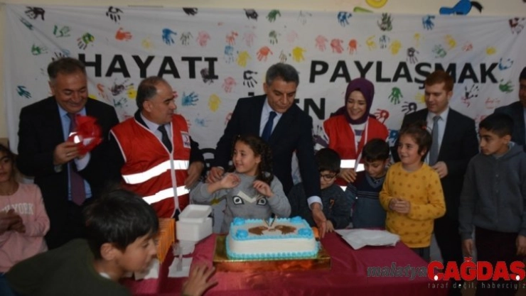 Kaymakam Özkan ile Kızılay ekibi özel çocukları ziyaret etti