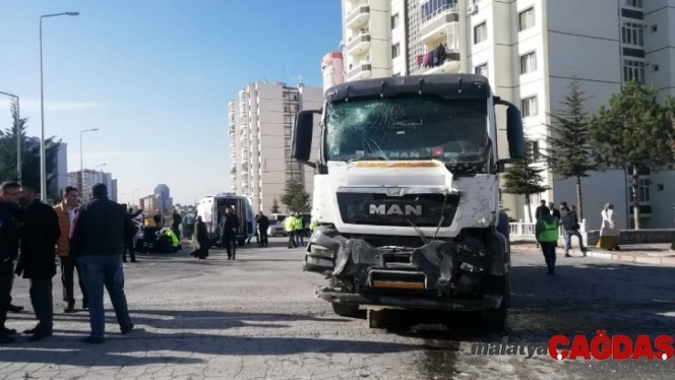 Kayseri'de halk otobüsüne beton mikseri çarptı: Çok sayıda yaralı var