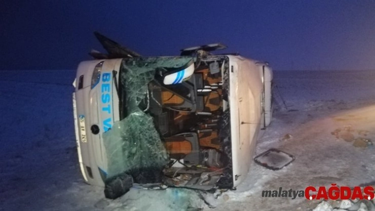 Kayseri'de yolcu otobüsü devrildi: 23 kişi yaralandı