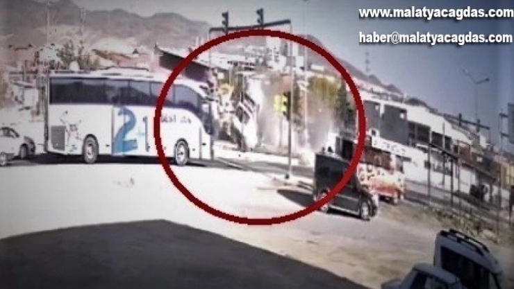 Kazada, ambulansın takla atma anı kameraya yansıdı