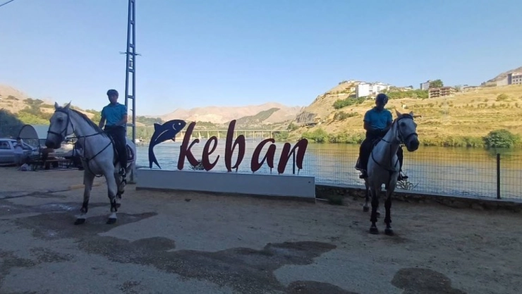 Keban'da atlı jandarma timi devriye yaptı