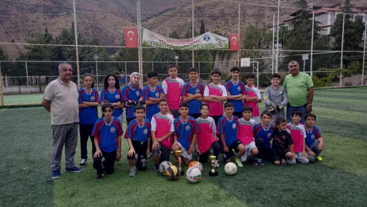 Keban'da Gençler Halı Saha Futbol Turnuvasında Buluştu
