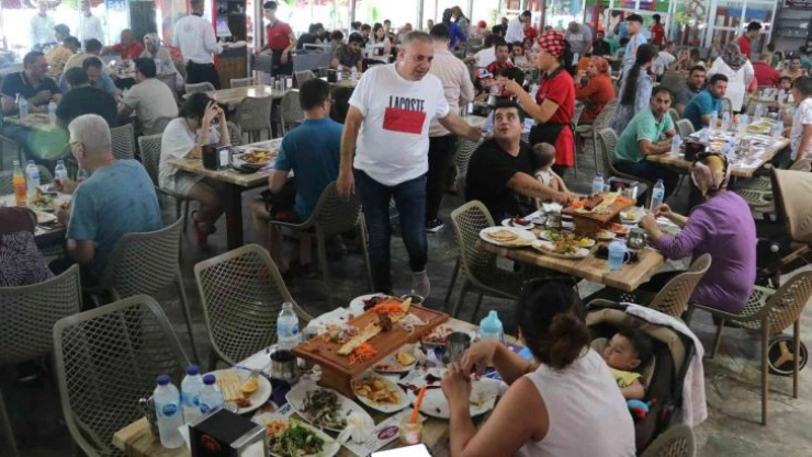 Kebapçılar bayram sonu doldu taştı