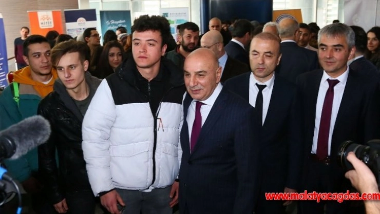 Keçiören'deki kariyer fuarına 35 üniversite, 7 bin öğrenci katıldı