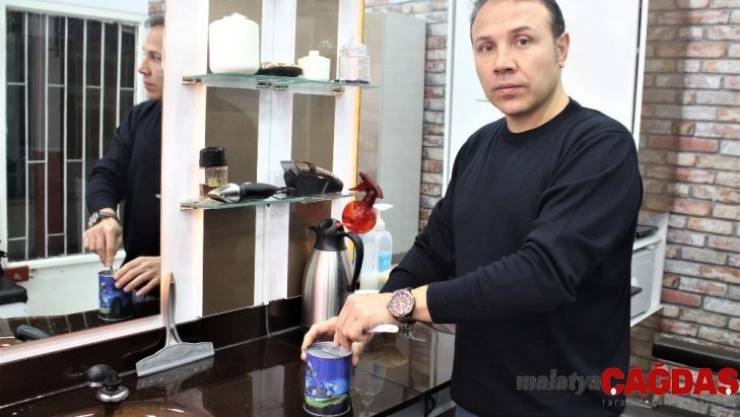 Kedinin dilinin kesildiğini görünce jiletleri geri dönüşüme kazandırmaya başladı