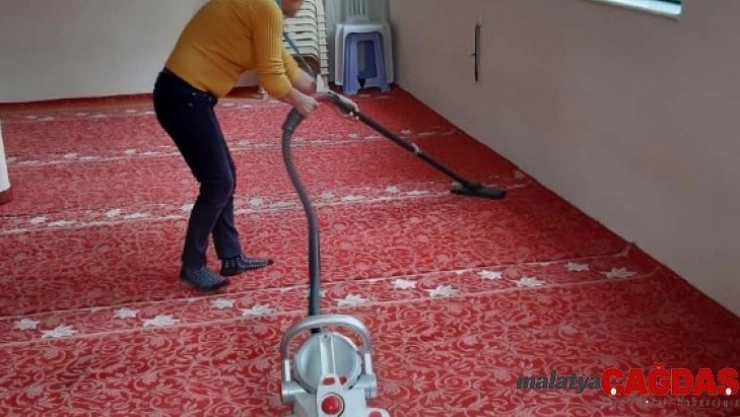 Kemer Belediyesi camileri temizliyor