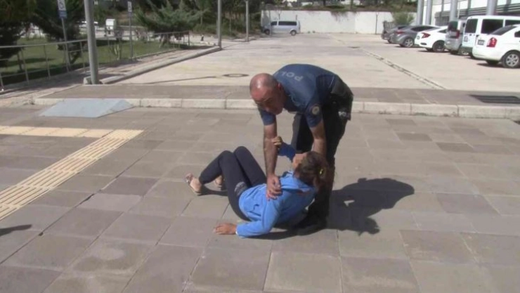 Kendisine satırla saldıran sevgilisi için gözyaşı döküp feryat etti