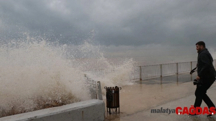 Kent merkezinde yağmur, yüksek kesimlerde kar