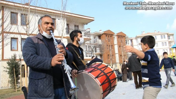 Kentsel dönüşümle evlerine kavuştular, başkanı davullu zurnalı karşıladılar
