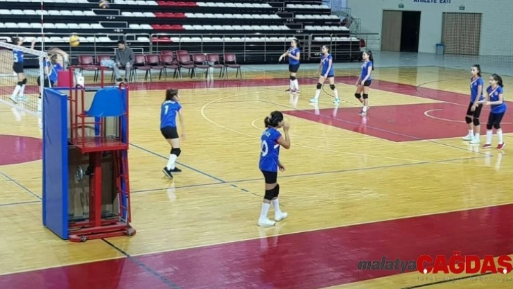 Kepez'de voleybolda galibiyet sevinci